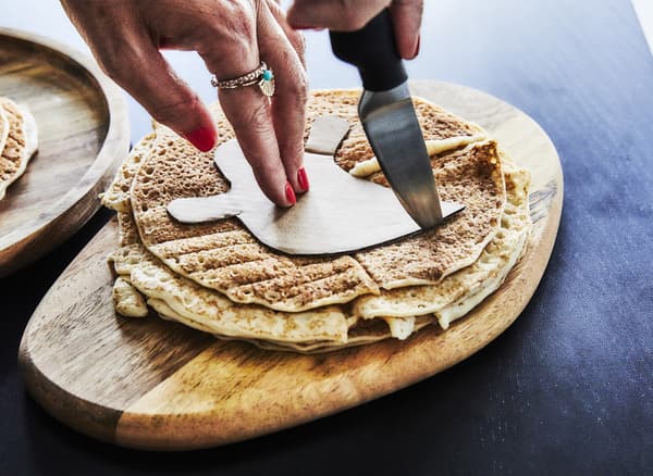 Why not prepare some Halloween dishes together with the kids this holiday? Cut out some scary pancakes with a knife. IKEA offers ready-made frozen pancakes that are easy to heat up.
