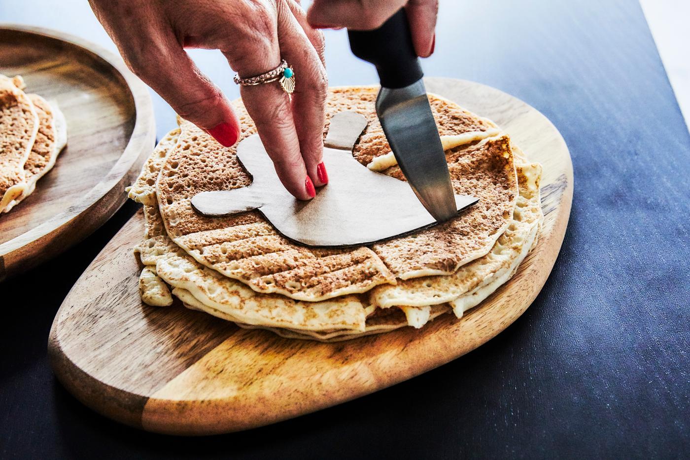 Why not prepare some Halloween dishes together with the kids this holiday? Cut out some scary pancakes with a knife. IKEA offers ready-made frozen pancakes that are easy to heat up.