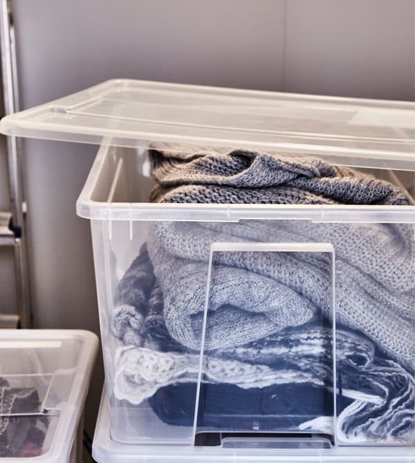 Winterkleidung in stapelbaren transparenten SAMLA Boxen.