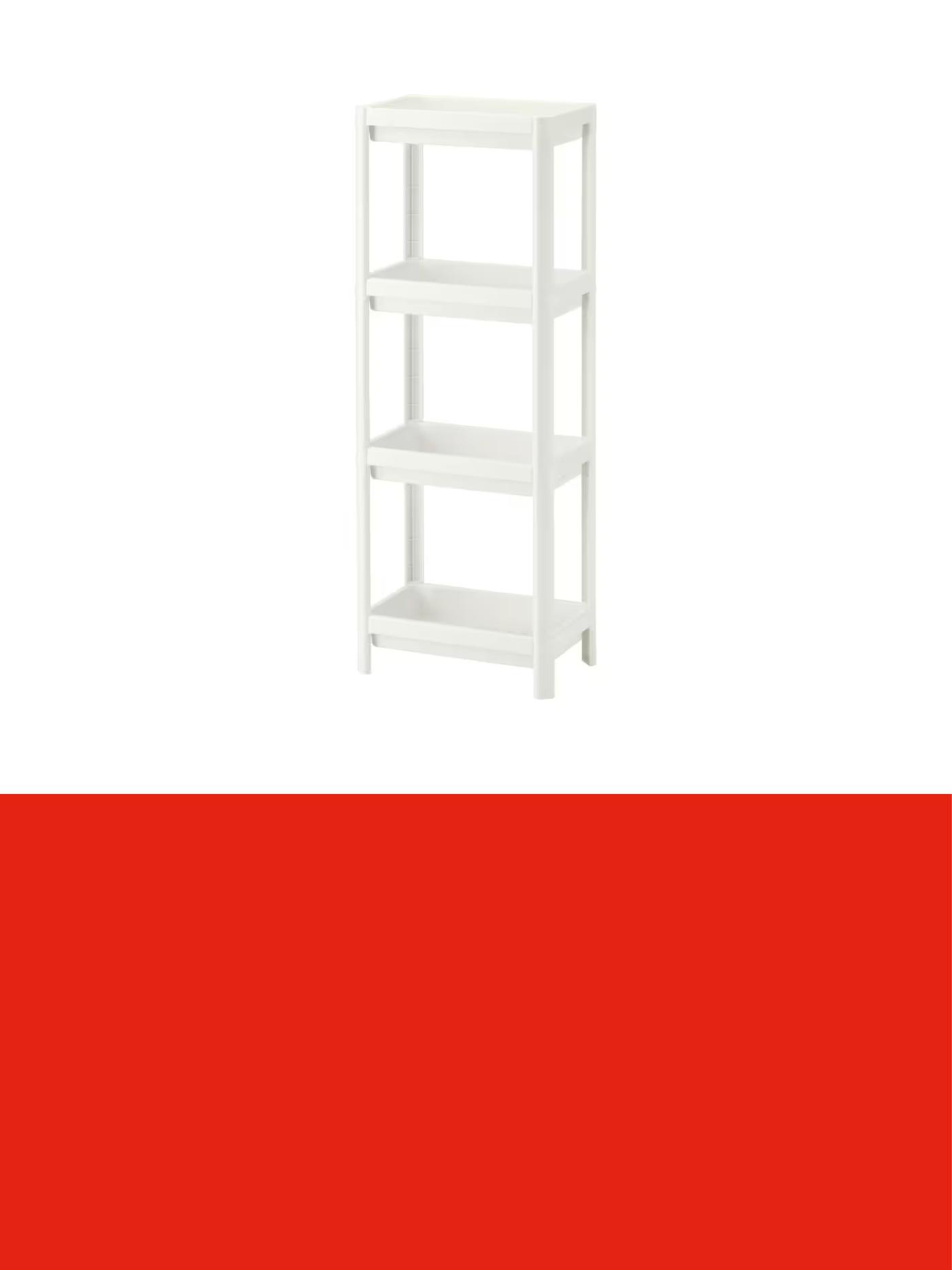 Witte vrijstaande rekkenkast met vier open legplanken, afgebeeld tegen een lichte achtergrond boven een rode promotiebanner.