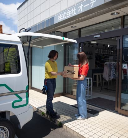 商品を届けるイケアのワーカー