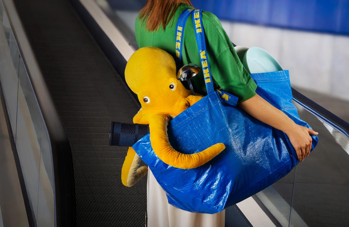 Woman with FRAKTA bag