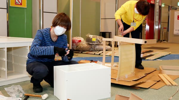 家具を組み立てる様子
