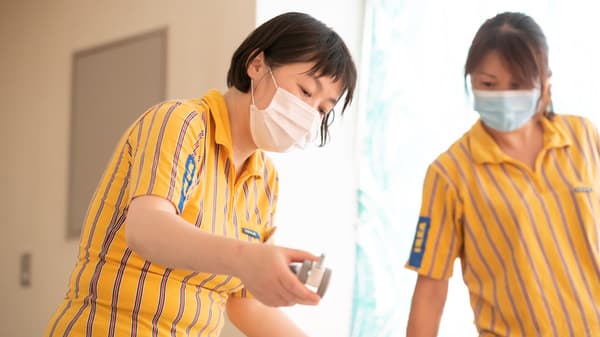 机を組み立てる2人。