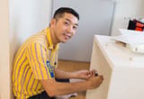 棚を組み立てる作業をしている