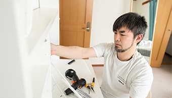 机を組み立てている人。