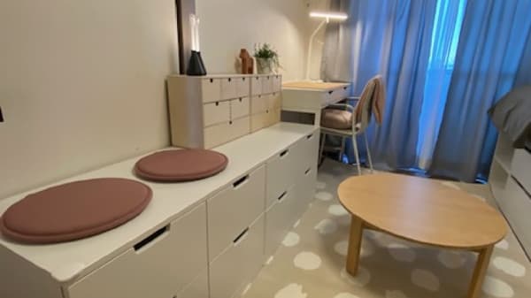 白を基調とした家具で統一された部屋。