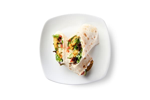 Wrap de albóndigas vegetarianas griegas, incluye tzatziki, pepinos, tomates y lechuga