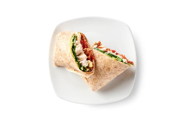 Wrap de pollo BLT, servido en un wrap de trigo integral con pechuga de pollo, pasta de aguacate y beicon