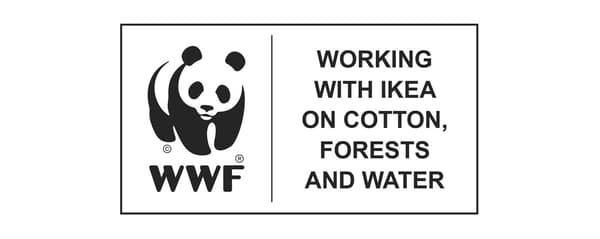 يرمز شعار الباندا بالأبيض والأسود هذا إلى التعاون بين الصندوق العالمي للطبيعة (WWF) وايكيا في قضايا القطن والغابات والمياه.