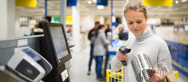 Zákaznice skenuje výrobek v IKEA obchodním domě.
