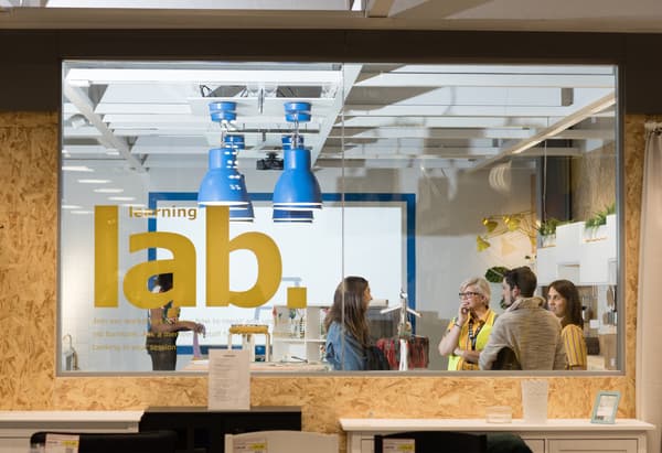Zaměstnanci IKEA  hovoří se zákazníky