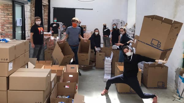 Zaměstnanci IKEA pomáhají kompletovat výrobky pro iniciativu #ENERGIELEKARUM. 