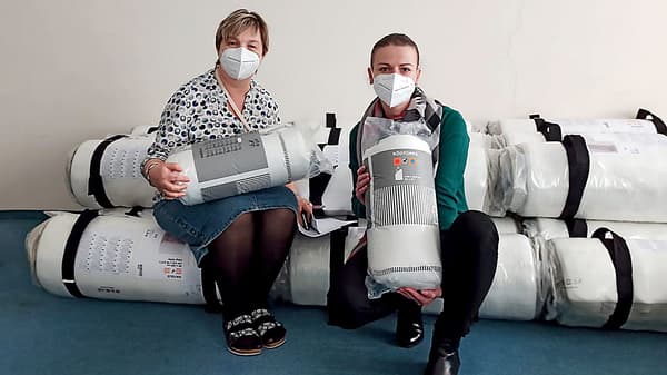 Zaměstnanci neziskové organizace Sue Ryder s matracemi a povlečením, které věnovala IKEA.