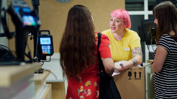 Zaměstnanec IKEA vyřizuje dotazy zákazníků.
