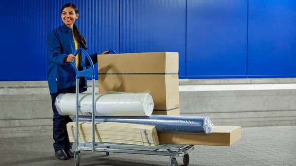 zaměstnankyně IKEA připravující objednávku do ikea boxu