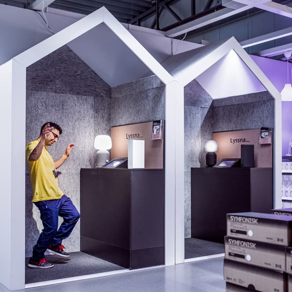 Zaposleni v podjetju IKEA pleše na glasbo, ki prihaja iz SYMFONISK svetilke z WiFi zvočniko.
