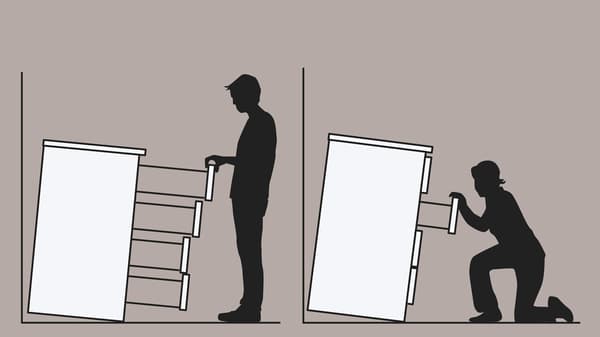 Zeichnung von ungesicherten Kommoden, die einmal auf eine stehende Person, die alle Schubladen ausgezogen hat, und einmal auf eine kniende Person zufällt, die an einer Schublade zieht.
