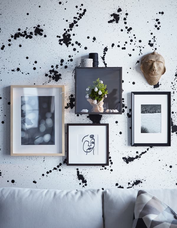 Živiš u malom prostoru, ALI ipak želiš novogodišnju jelku? Uštedi na prostoru uz ovu mini jelku. Jednostavno je stavi u izložbenu kutiju na zidu. IKEA ima puno nameštaja kojim štediš na prostoru, poput BARKHYTTAN izložbene kutije.