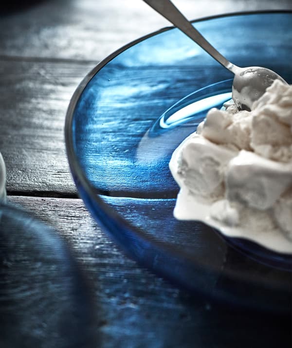 Zmrzlina v modrém talíři