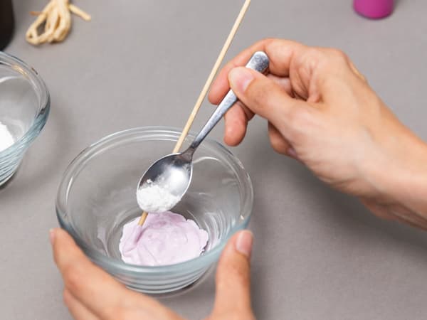 Zu den Farben fürs Bemalen der Kugel wird Backpulver hinzugefügt.