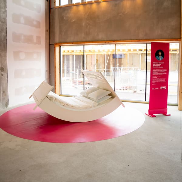 zusehen ist eine Halle mit einem Holzernen Bett das als schaukelbett umfunktioniert wurde