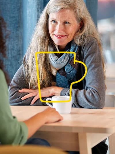 Zwei Frauen sitzen einander gegenüber im Schwedischen Restaurant im Einrichtungshaus und trinken Kaffee