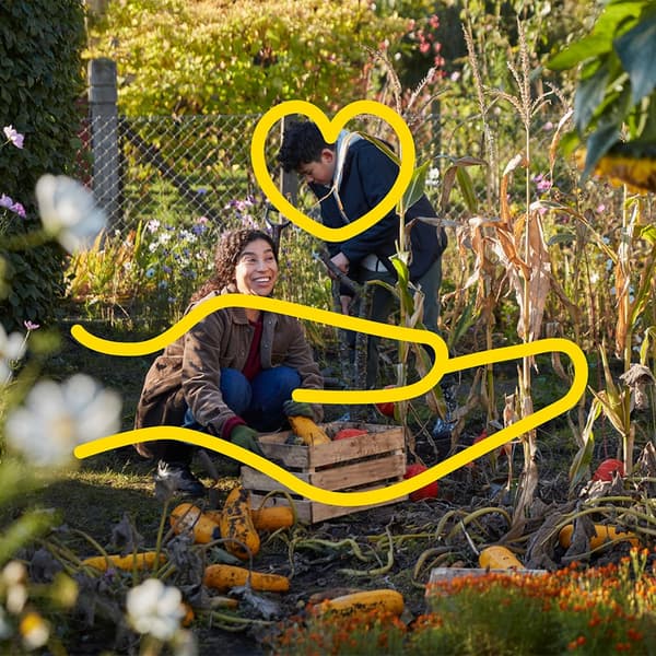 Zwei Personen arbeiten im Garten.