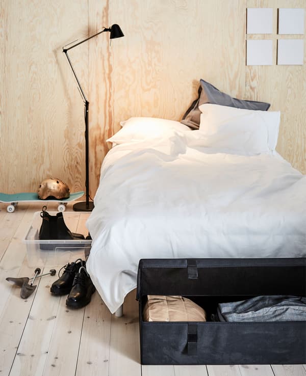 Zwei unterschiedliche Bettkästen, die unter ein Bett passen.