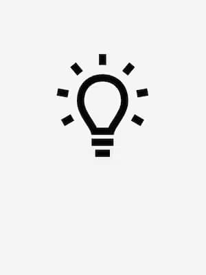 زوجان يستلقيان على سرير مع أغطية السرير BERGPALM. خلفهم يوجد جدار بنافذة وسماعة رف الكتب SYMFONISK WiFi.