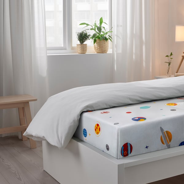 Space-themed kids bedding set with planets & stars.