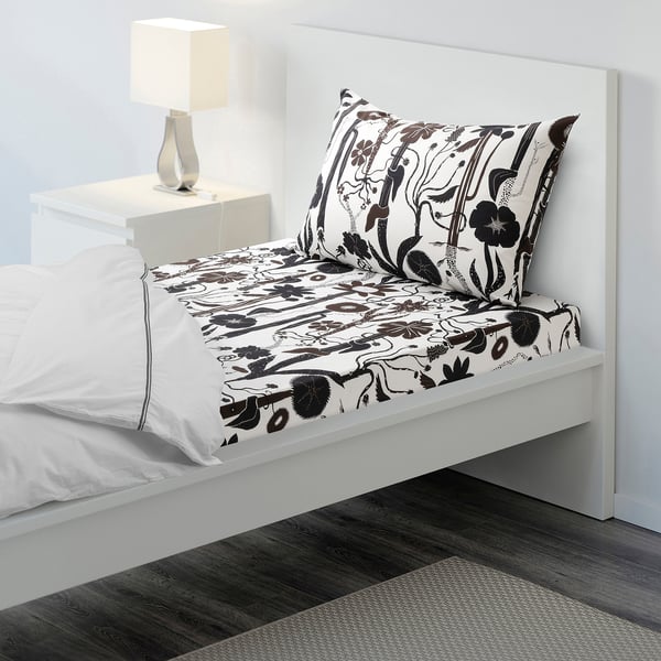 LUNDSKAFTING white bed sheet set with black florals, king size.