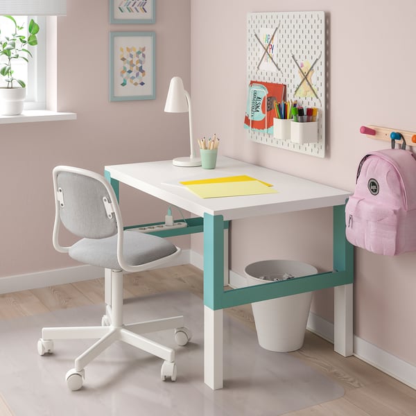 Teal PÅHL desk, pink walls, grey chair, art supplies, kids study space