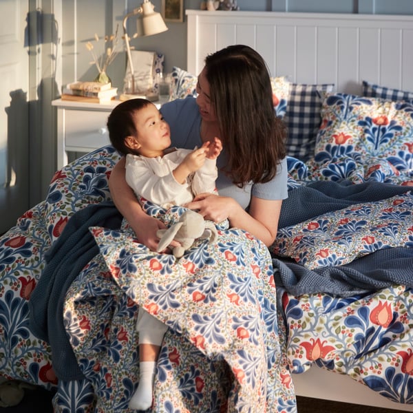 SÄTERVIDE Duvet cover 1 pillowcase for cot, white blue/floral pattern, 110x125/35x55 cm