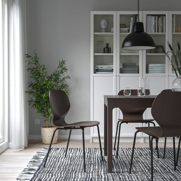 Modern dining set: SIGTRYGG chairs with pendant light & bookshelf. Or, even shorter: modern dining set with SIGTRYGG chairs, light & bookshelf.