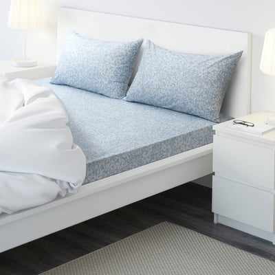 SOMMARSLÖJA blue bedding set: soft cotton/lyocell, two pillows, white comforter, grey rug.