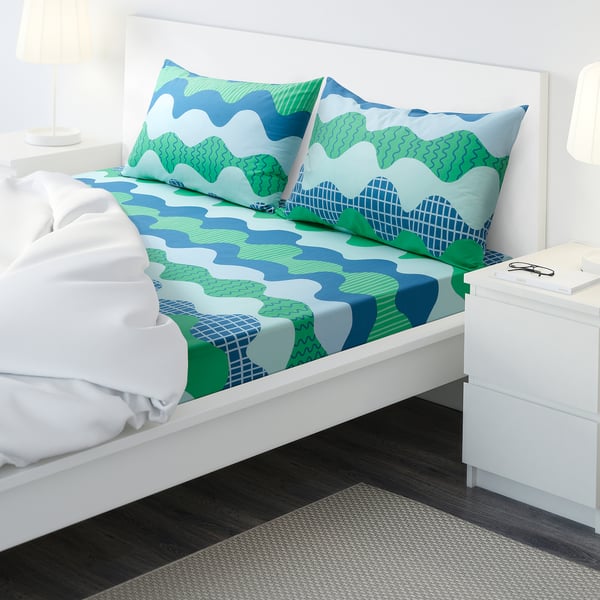 TRÅDFRÄKEN bedding set: blue-green waves on white bed; includes flat sheet, pillowcases, fits neatly, soft cotton.