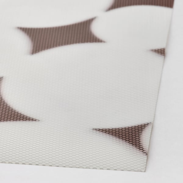 Close-up of VÅRKLYNNE place mats. Textured, recycled polyester surface with distinct wave pattern. Edges show tear resistance, indicating durability.