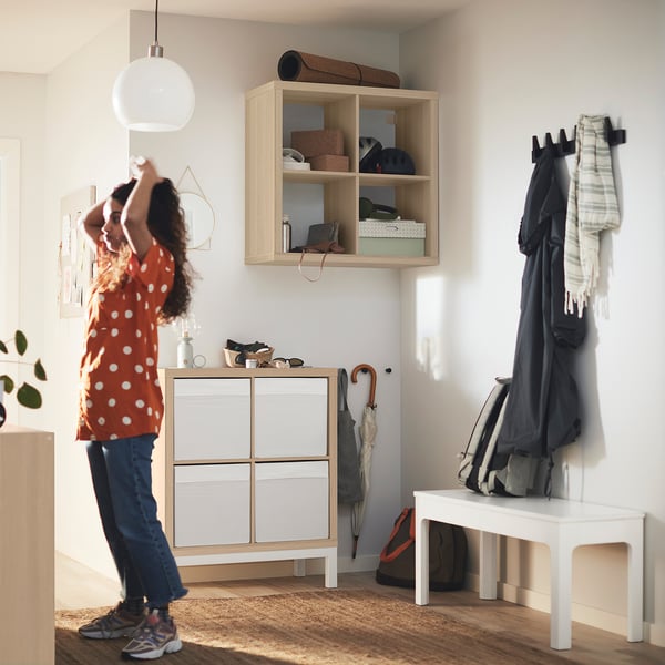 KALLAX وحدة رف مع إطار سفلي, مظهر السنديان مصبوغ أبيض/أبيض, 77x94 سم