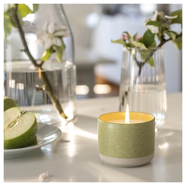 LÖVSKOGSLUND شمعة معطرة في برطمان خزفي, تفاح/أصفر-بيج مشرق, 25 س