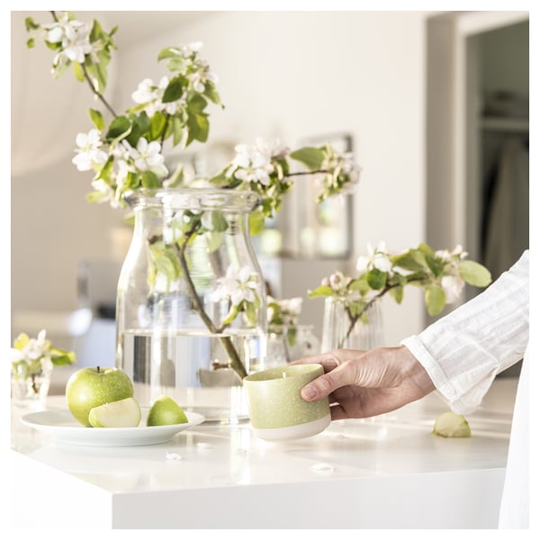 LÖVSKOGSLUND شمعة معطرة في برطمان خزفي, تفاح/أصفر-بيج مشرق, 25 س
