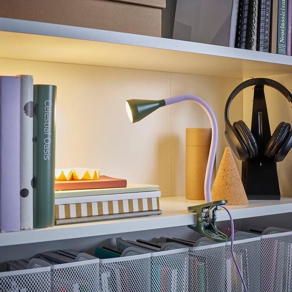 NÄVLINGE مصباح توجيهي بملقط LED, بنفسجي/أخضر غامق