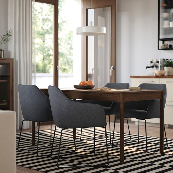 TONSTAD / TOSSBERG طاولة و 4 كراسي, بني قشرة سنديان/Gunnared رمادي غامق أسود, 150x80 سم