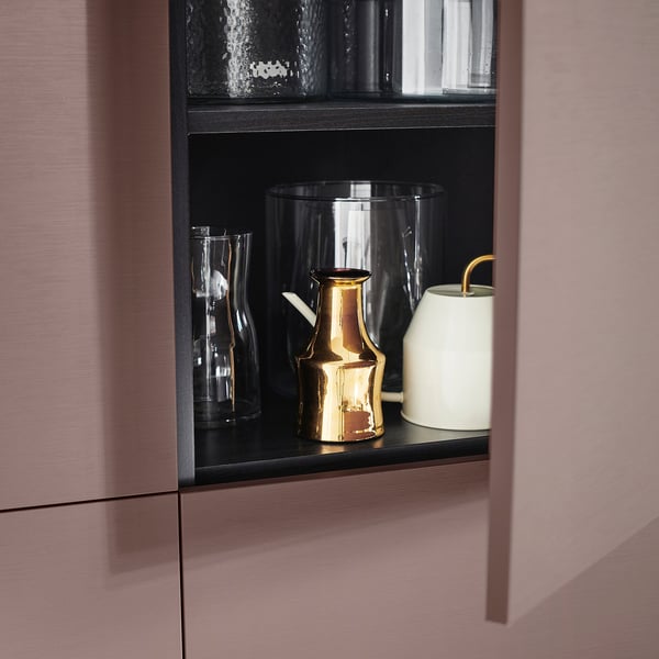 Gold kettle on pink BESTÅ shelf.