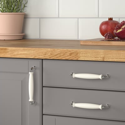Kitchen drawers with white traditional-style handles, suitable for door thickness 16-21 mm, ideal for a country charm design.