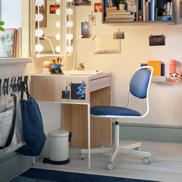 Clean desk with MICKE desk, blue chair, photos, mirror