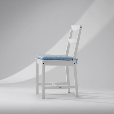 Blue HEDBJÖRNBÄR chair pad with cooling side, soft & secure in bright room.