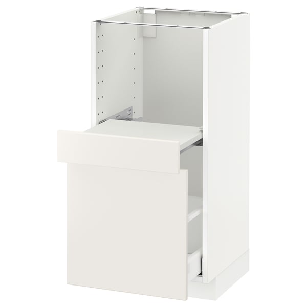 White METOD kitchen cabinet with veddinge smooth front.