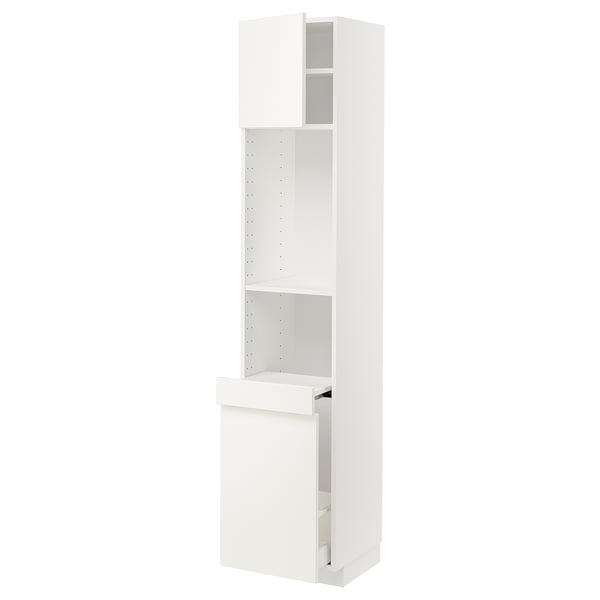 White METOD kitchen cabinet with adjustable shelves and pull-out shelf.
