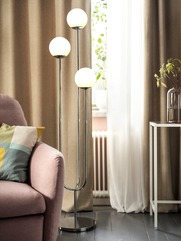 Globe lamp SIMRISHAMN with 3 glass globes on chrome stands near window.